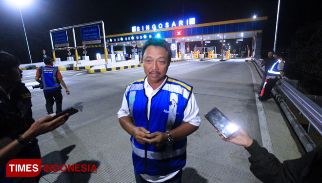 Direktur Utama PT Jasamarga Pandaan-Malang, Agus Purnomo memberikan sosialisasi pemberlakuan tarif tol Pandaan-Malang per 9 Agustus 2019 pukul 00.00 WIB di pintu tol Singosari. (Foto: Tria Adha/TIMES Indonesia)