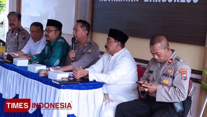 Pertemuan warga dengan pihak kepolisian yang dilakukan di Pendapa Kecamatan Bangorejo. (Foto: Erwin Wahyudi/TIMES Indonesia).