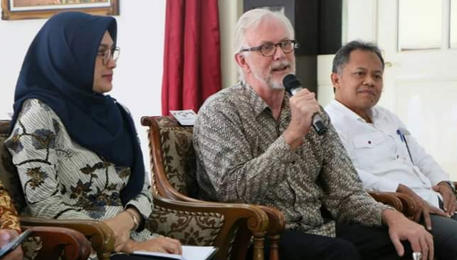 Bupati Probolinggo Tantriana Sari menerima tim monitoring bersama program INOVASI. (foto: Humas Protokol)