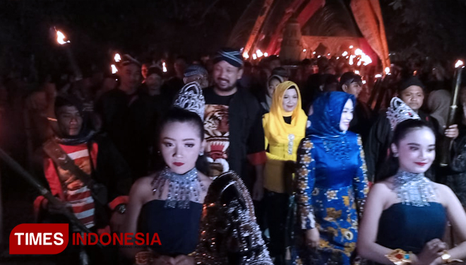Bupati Ipong Muchlissoni mengikuti prosesi pawai obor di bersih desa Sukorejo Ponorogo. (Foto: Marhaban/TIMES Indonesia)
