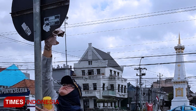 BUMN Hadir untuk Negeri, PT Jasa Raharja DIY Bersihkan Rambu Lalu Lintas