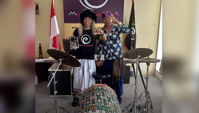 Kunto Hartono (kiri) bersama I Gusti Ngurah Bagus Muditha (Ketua Yayasan BPJ) jelang Ngedrum 7,4 Non Stop dengan menggunakan kendang Bali sebagai wujud pelestarian kearifan lokal Nusantara, Jumat (9/8/2019). (FOTO: Istimewa)