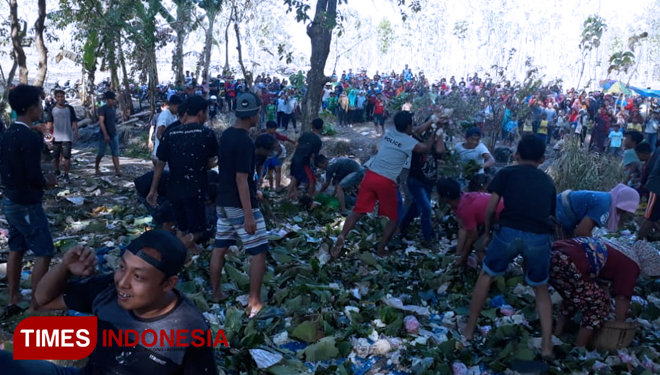 Aksi lempar nasi di Desa Pelang Lor, Kecamatan Kedunggalar, Ngawi menjadi bagian tradisi bersih desa. (Foto: Ardian Febri TH /TIMESIndonesia)