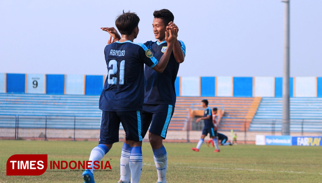 Riski Putra Utomo (kanan) merayakan golnya ke Gawang Madura United U-20, Jum'at (9/8/2019). (FOTO: MFA Rohmatillah/TIMES Indonesia)