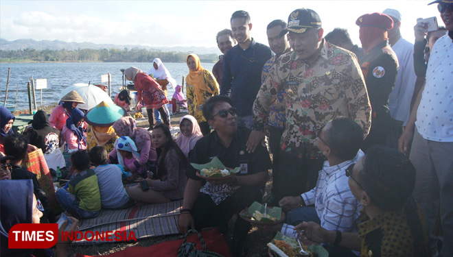 Plt Bupati Malang, Drs HM Sanusi MM saat melakukan peninjauan area Pasar Apung. (FOTO: Binar Gumilang/TIMES Indonesia)