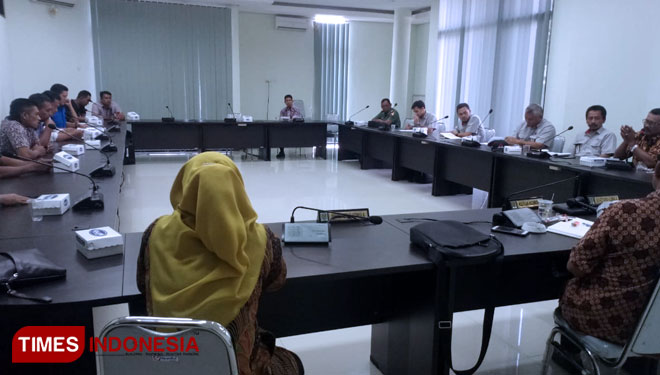 Mediasi bersama antara Warga sekitar pabrik, perwakilan PT Semen Indonesia (SI), Kepala Dinas Lingkungan Hidup (DLH) dan Komisi A DPRD di gedung dewan setempat, Jumat, (09/08/2019) (Foto: Achmad Choirudin/TIMES Indonesia)