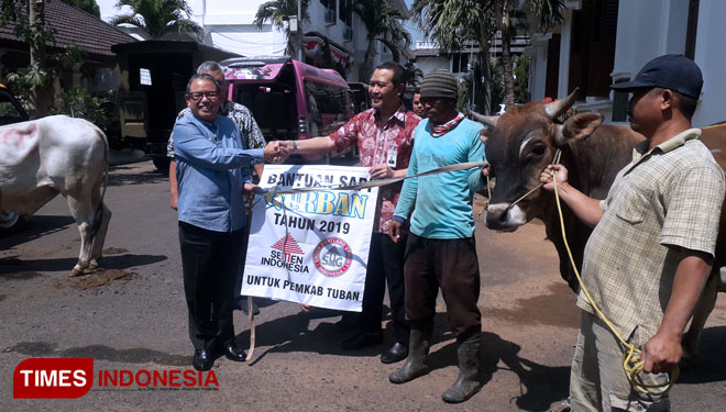 Penyerahan secara simbolis hewan Qurban kepada Pemkab Tuban yang diterima Wakil Bupati Tuban, Noor Nahar Hussein, Jum'at, (09/08/2019) (Foto: Achmad Choirudin/TIMES Indonesia)