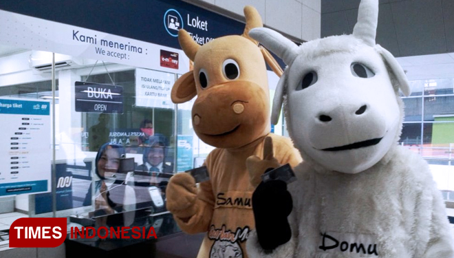 Dua Maskot Lazismu Curi Perhatian Penumpang MRT