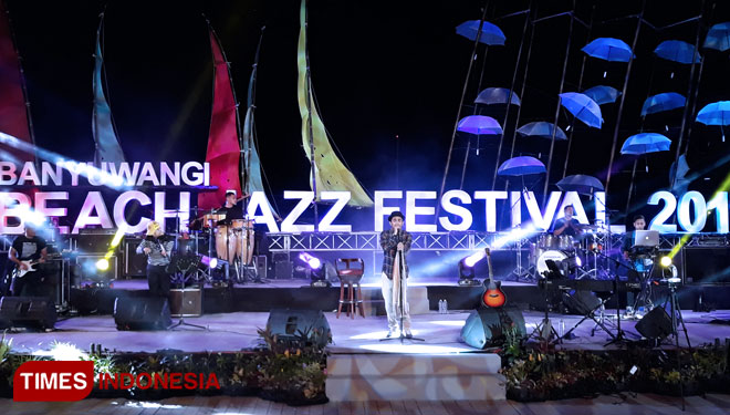 Glenn Fredly Meriahkan Banyuwangi Beach Jazz Festival 2019 di Amphitheater Pantai Marina Boom, Banyuwangi (Foto : Roghib Mabrur/Times Indonesia)