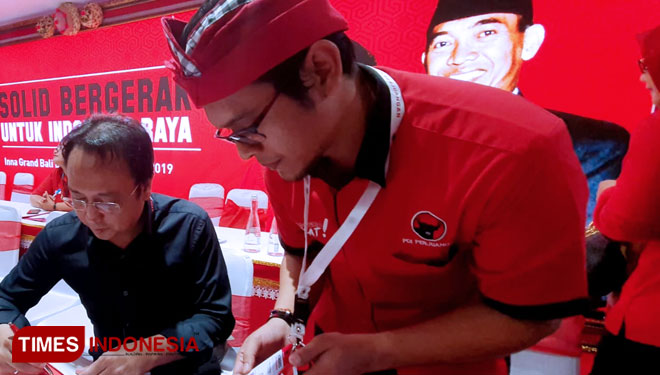 Kepala Pusat Analisa dan Pengendali Situasi Partai (Situation Room) PDI Perjuangan, Muhammad Prananda Prabowo (duduk). (Foto:Hasbullah/TIMES Indonesia)