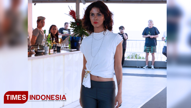 Desain baju pantai dari Yunita Harun yang tampil dalam Evening Runaway Thalassophitale Luna 2 Seminyak Hotel. (Foto: Imadudin M/TIMES Indonesia)