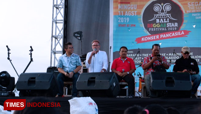 Sosialisasi daur ulang sampah plastik oleh PT Trinseo Materials Indonesia, di Bali Reggae Star Festival 2019. (Foto: Imadudin M/Times Indonesia)