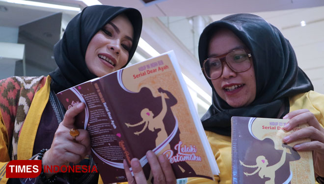 Triana Damayanti (kiri) dan Heti Palestina Yunani (kanan), dua dari 26 penulis yang turut berbagi kisah tentang ayah dalam sebuah buku antologi bertajuk Lelaki Pertamaku, Sabtu (10/8/2019). (Foto: Lely Yuana/TIMES Indonesia)