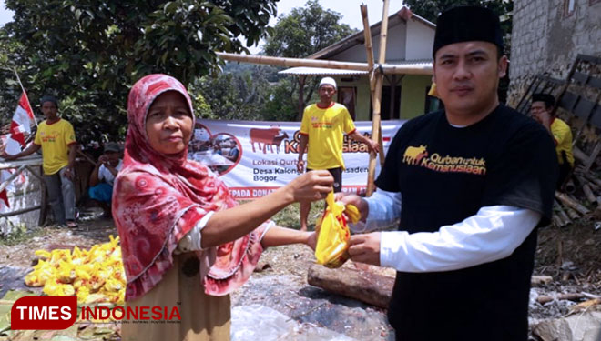 Siswa-siswi duafa SDN Cikamarang bersama komunitas Sarank Adventure menerima perlengkapan sekolah dari Lazismu, Minggu (11/8/2019). (FOTO: Lazismu/TIMES Indonesia)