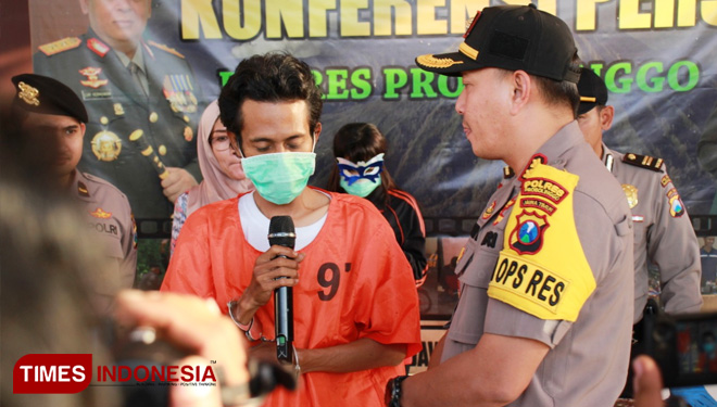 Dua tersangka saat dilalkukan pres rilis di Mapolres Probolinggo. (FOTO: Dicko W/TIMES Indonesia)