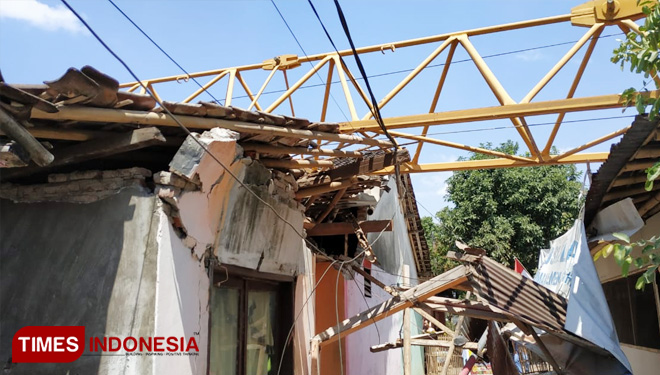 Crane yang menimpa bangunan warga di sekitar proyek pembangunan Gedung Kembar Unej, Senin (12/8/2019). (FOTO: Polsek Sumbersari for TIMES Indonesia)