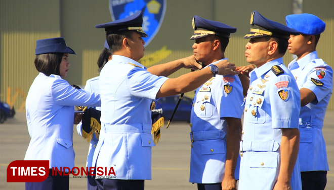 Sertijab Danwing 2 Lanud Abdulrachman Saleh Malang Kolonel Pnb Meka Yudanto kepada Kolonel Pnb Eko Sujatmiko di Skadron Udara 4. Senin, 12/8/2018. (Tria Adha/TIMES Indonesia)