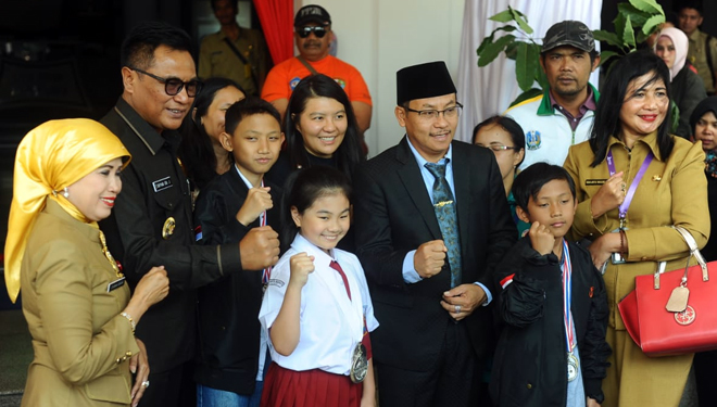 Izabelle Kiara Kurniawan at the city hall with the Mayor of Malang, Sutiaji. (Picture by: Istimewa)