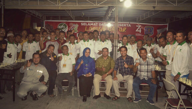 Manajemen PT KPI bersama Lurah Loktuan dan Guntung berfoto bersama peserta dan Panitia Lomba Catur. ( Foto: KPI For TIMES Indonesia) 