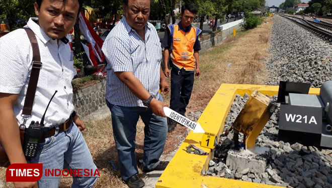 Petugas Polsek Sragen Kota menggelar olah TKP pembakaran. (FOTO: Mukhtarul Hafidh/TIMES Indonesia)