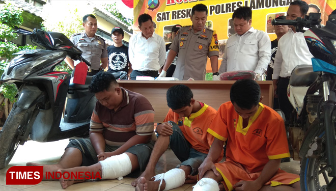 Tiga tersangka diamankan di Mapolres Lamongan, Senin (12/8/2019). (FOTO: MFA Rohmatillah/TIMES Indonesia)