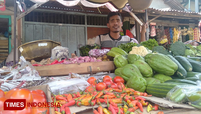 Abdul Kholik saat berada dilapaknya menunggu pembeli, di pasar Legi Kabupaten Jombang. (FOTO: Moh Ramli TIMES Indonesia)