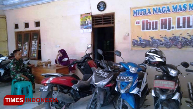 Tanya jawab Babinsa Jatimulya Koramil 05 Suradadi Kodim 0712 Tegal, dengan Hj. Lilik (54), pemilik sorum sepeda motor Desa/Kecamatan Suradadi, Kabupaten Tegal, Jawa Tengah.