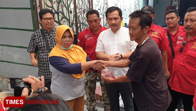 Ketua DPC PDI  Perjuangan Kota Yogyakarta, Eko Suwanto ikut membagikan daging kurban. (FOTO: Istimewa/TIMES Indonesia)