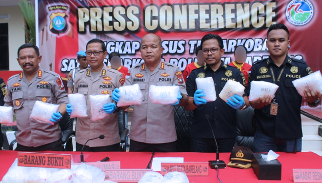 Kapolresta Barelang, Kombes Pol Hengki menunjukkan barang bukti sabu saat jumpa pers. (Foto: Istimewa)