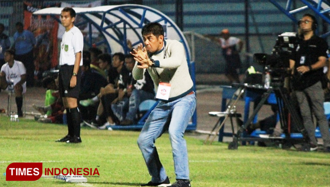 Salah satu aksi Nil Maizar saat memberikan arahan kepada pemain Persela, (FOTO: MFA Rohmatillah/TIMES Indonesia)