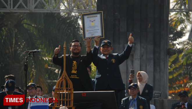 Rektor Universitas Brawijaya, Prof Dr Ir Nuhfil Hanani AR MS saat menerima penganugerahan Rekor MURI. (FOTO: Adhitya Hendra/TIMES Indonesia)