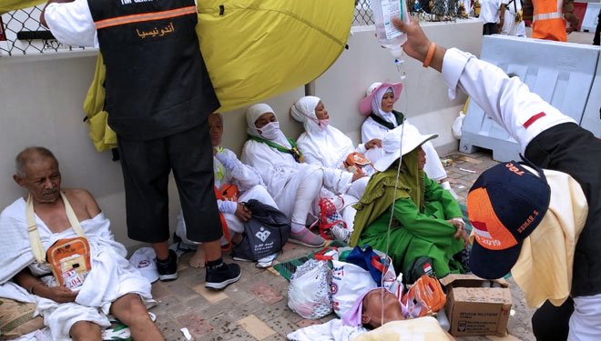 Petugas PPIH di Makkah saat menangani Jemaah Haji Indonesia yabg kelelahan. (FOTO: Kemenag) 