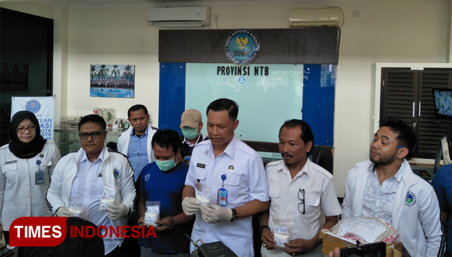Kepala BNN provinsi NTB bersama Dir ResNarkoba Polda NTB saat menunjukkan barang bukti jenis Shabu. (FOTO: Pauzan Basri/TiMES indonesia) 