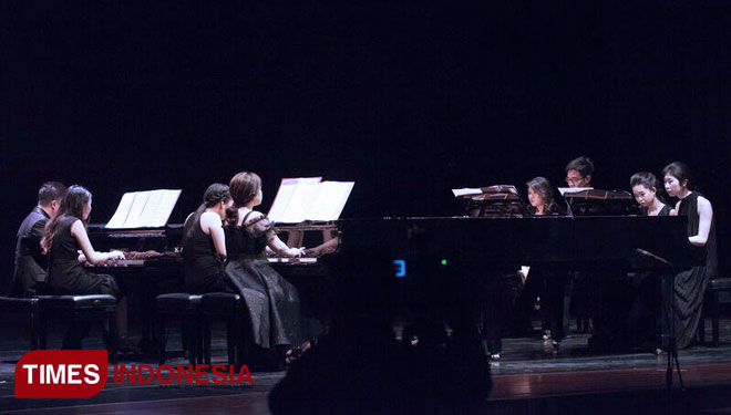 8 international Indonesian painist held a concert in Cak Durasim Hall, Surabaya. (Picture by: Lely Yuana/TIMES Indonesia)