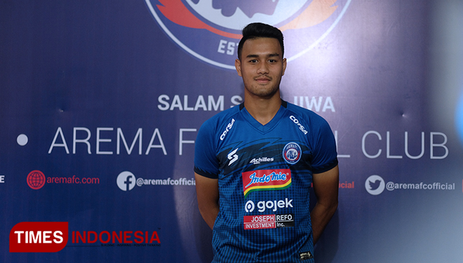 Pemain muda Arema FC Muhammad Rafli memakai jersey baru dalam peluncuran di kantor Arema FC Jalan Mayjen Pandjaitan no 42 Kota Malang pada (14/8/2019) (Foto: Ovan Setiawan/TIMES Indonesia )