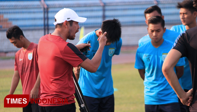 Pelatih Persela, Nil Maizar memberikan arahan kepada anak asuhnya, (FOTO: MFA Rohmatillah/TIMES Indonesia)