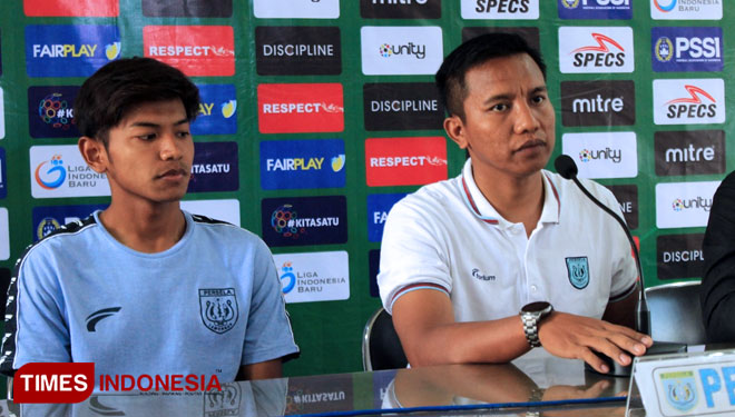Pelatih Persela U-20, Puji Handoko Dwi Haryanto didampingi Riyatno Biyoso dalam sesi konferensi pers, Rabu (14/8/2019). (FOTO: MFA Rohmatillah/TIMES Indonesia)