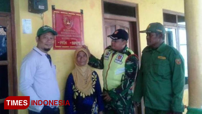 Serma Norman, Babinsa Gembongdadi dari Koramil 05 Suradadi Kodim 0712 Tegal bersama perangkat desa melakukan pengecekan penerima PKH-BPNT di wilayahnya.