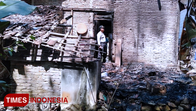Rumah Jumirin terbakar akibat sekam yang masih menyala (Foto: Ardian Febri Tri H/TIMES Indonesia) 
