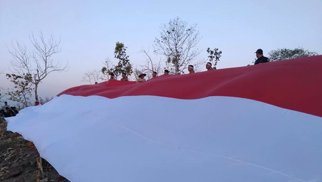 HUT ke 74 RI, Bendera Raksasa Membentang di Gunung Ratu Lamongan