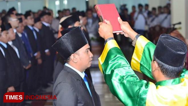 Pengambil sumpah janji 45 Anggota DPRD Kabupaten Lombok Barat masa jabatan 2019-2024 diruang Sidang DPRD Kabupaten Lbok Barat, Rabu (14/08/2019). (FOTO: AJP/TIMES Indonesia)