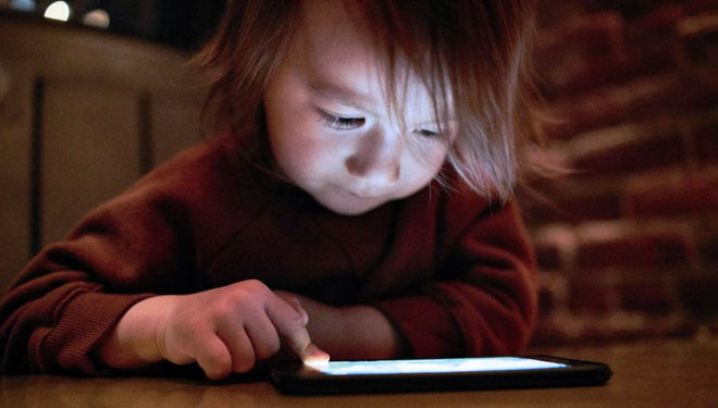 Ilustrasi anak yang terpapar layar smartphone terlalu lama | WallStreetJournal