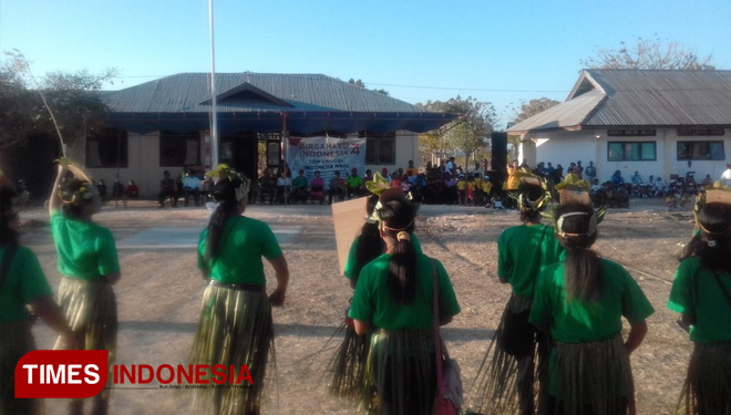Para peserta karnaval Kecamatan Haharu dalam atraksinya menyongsong HUT ke 74 RI. (FOTO: Habibudin/TIMES Indonesia)