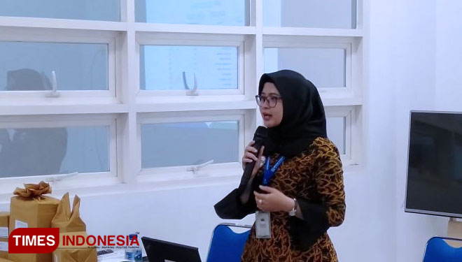 Vina Nihayatus Sa'adah dari bagian Penanganan Pengaduan Peserta di Rumah Sakit BPJS Kesehatan Cabang Jember dalam sosialisasi penggunaan aplikasi SIPP di Aula Kantor BPJS Kesehatan Cabang Jember, Rabu (14/8/2019). (foto: Anggun for TIMES Indonesia)