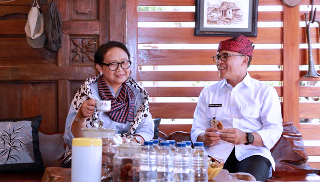 Retno Marsudi bersama Bupati Abdullah Azwar Anas menikmati kuliner khas Banyuwangi. (Foto: Istimewa)