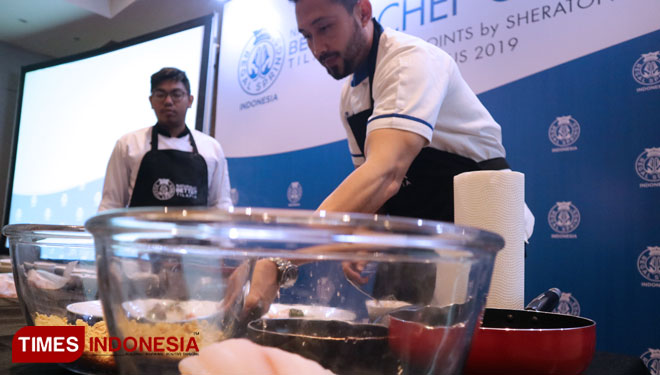 Chef Norman Ismail mengolah Ikan Tilapia Regal Springs menjadi menu lezat istimewa, Kamis (15/8/2019). (Foto : Lely Yuana/TIMES Indonesia)
