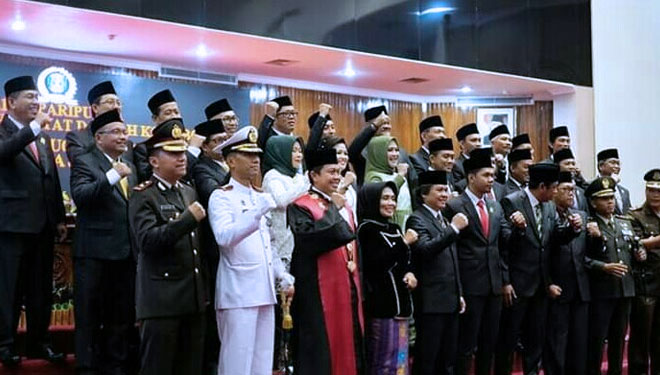 25 Anggota DPRD 2019-2024 saat berfoto bersama Forkompimda usai pelantikan. (Foto : Istimewa)