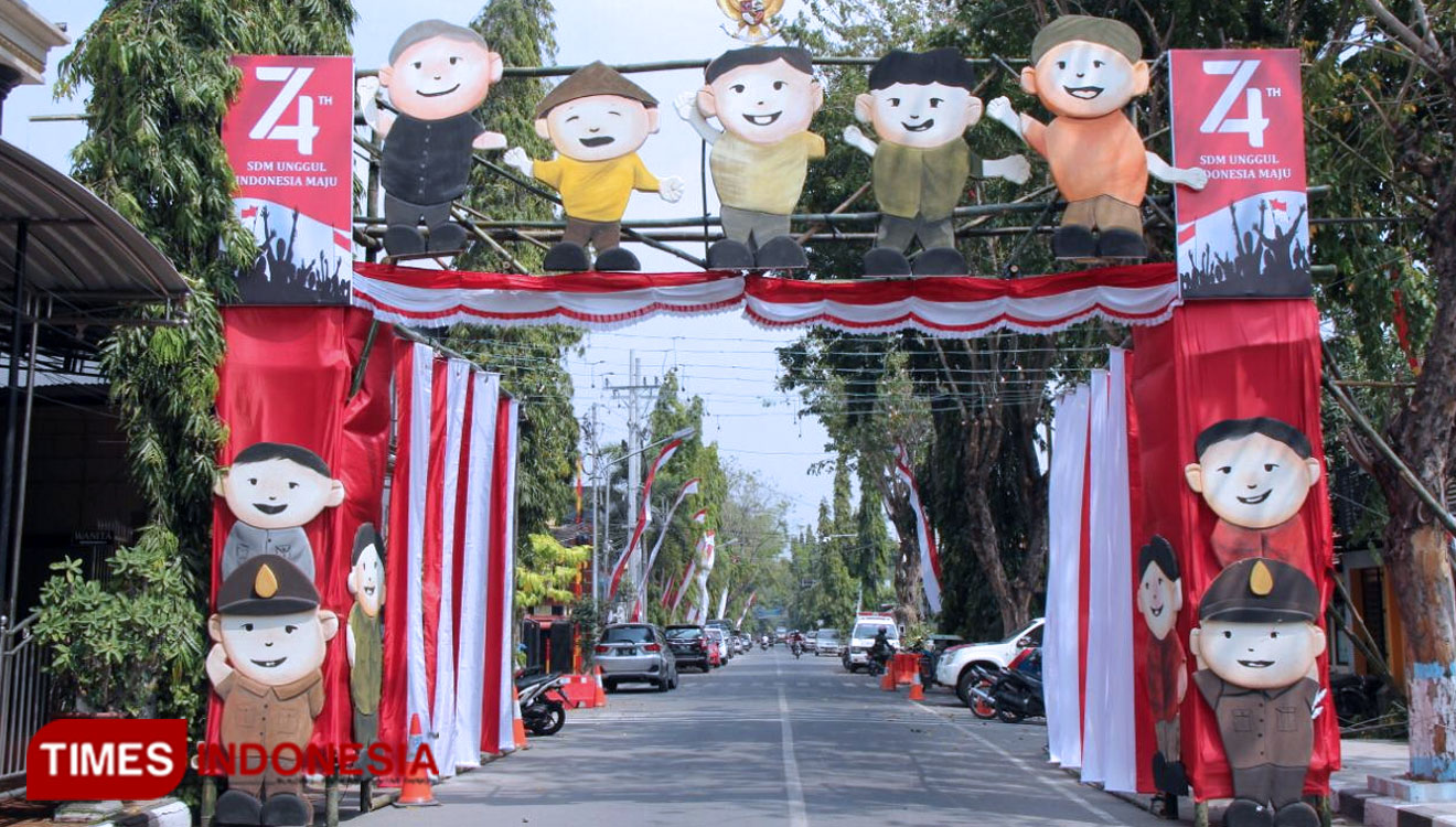  Gapura  Unik di Mapolres Lamongan Meriahkan HUT ke 74 RI 