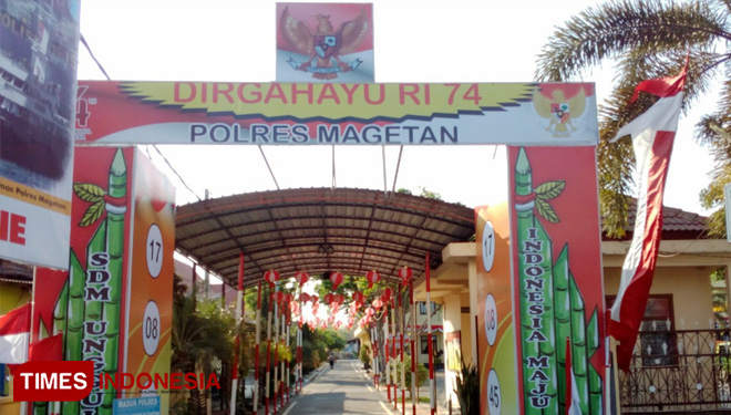 Sambut HUT ke-74 RI, Polres Magetan Bangun Gapura Bernuansa Merah Putih