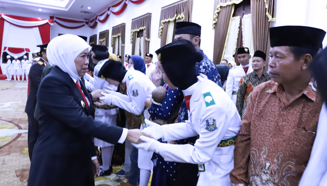 Gubernur Khofifah Kukuhkan 76 Anggota Paskibraka Provinsi